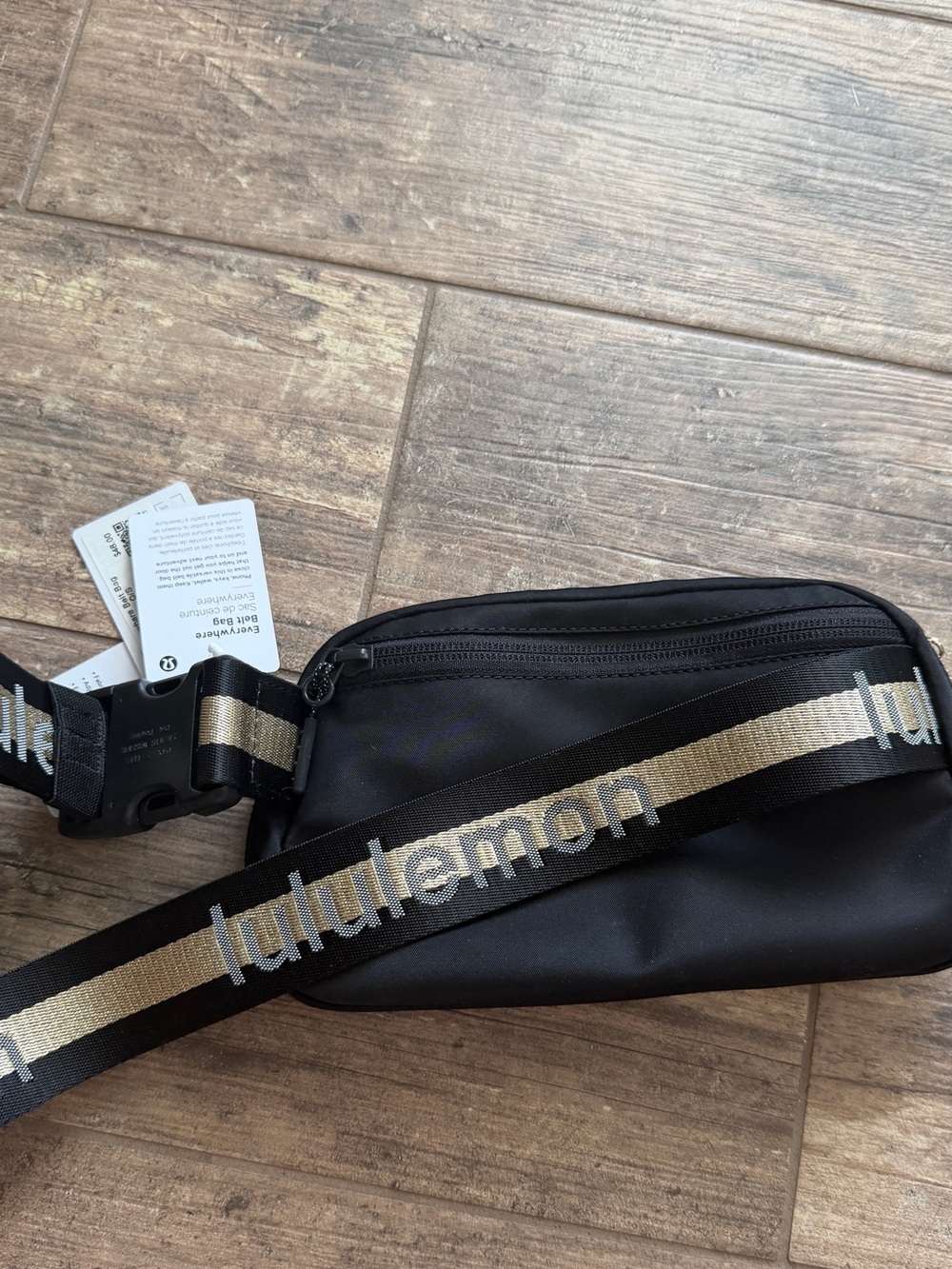 Lululemon Everywhere Belt Bag 1L Wordmark in the Black/Gold colorway - Picture 4 of 6